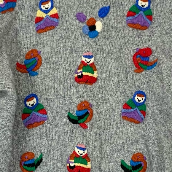 Joye + Fun Vintage 90’s Raised Embroidered People Wool Gray Mock Neck Sweater - Picture 4 of 16